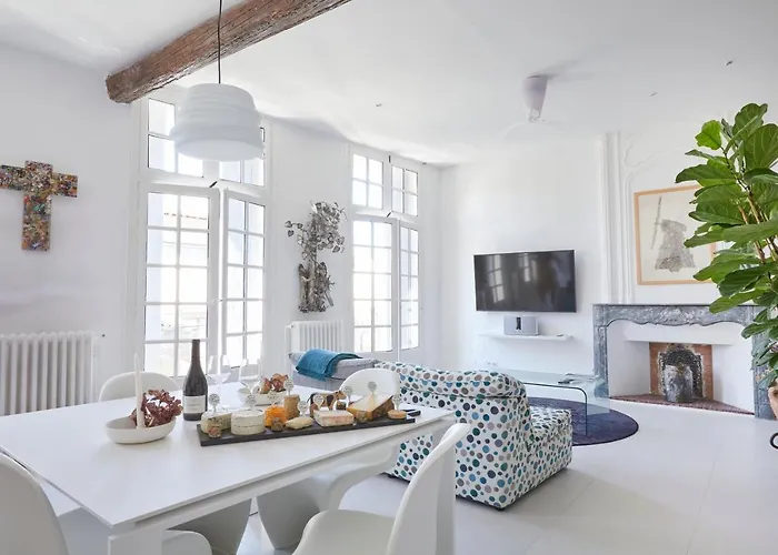 Beautiful Art Lovers Apartment